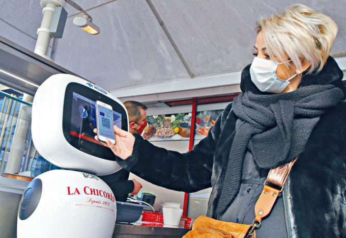 法国里尔市以机械人检查市民的疫苗通行证。