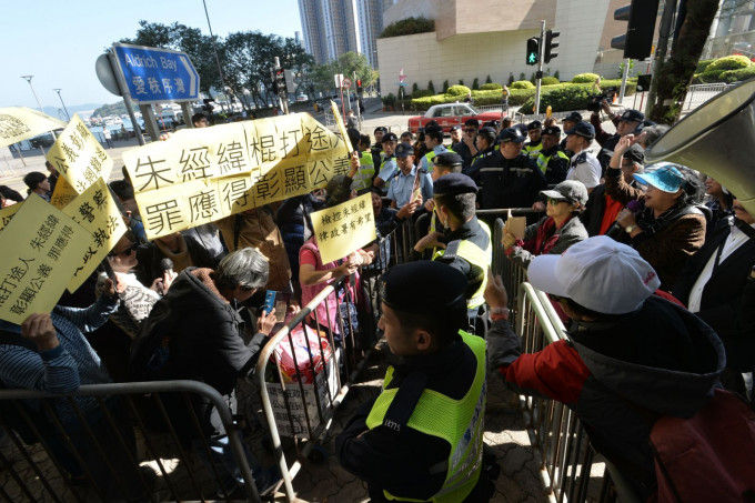 東區裁判法院外有朱經緯支持者集會。