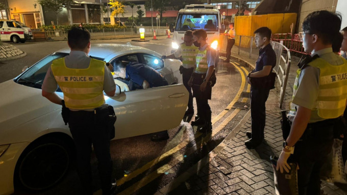 警方東九龍打擊藥駕及酒駕，4名男司機被捕。警方提供圖片