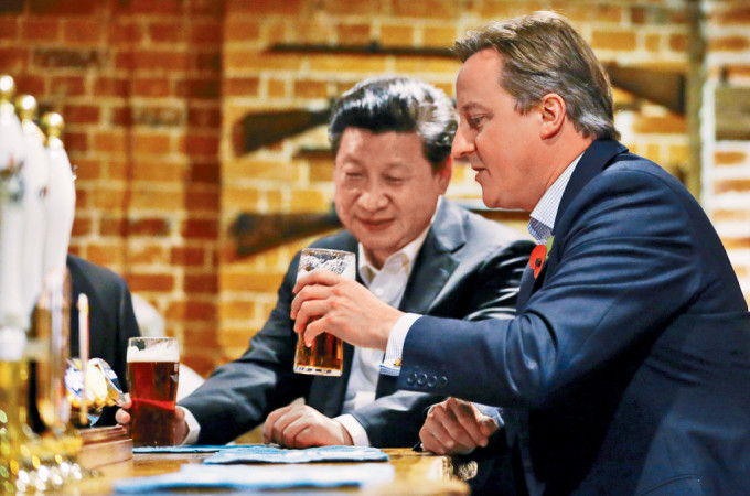 习近平2015年访英时与卡梅伦到酒吧饮啤酒。