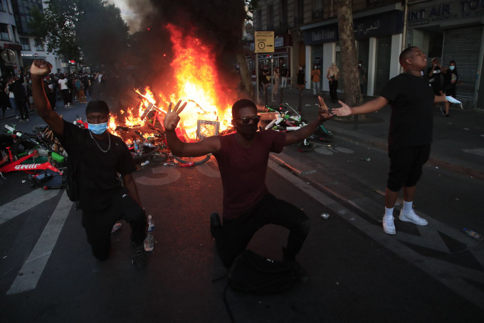 巴黎有人上街示威反歧视，部分人入夜后堵路放火。 AP