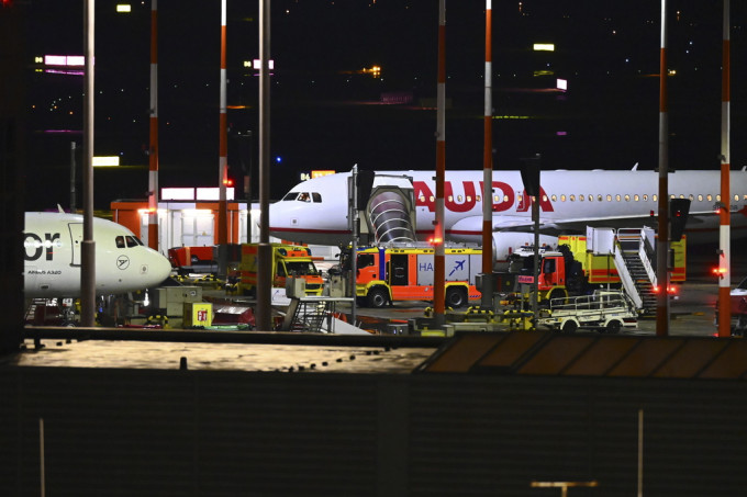 德国汉堡机场的持械挟持女童案，当地警方拘捕1男子，女童获救。美联社