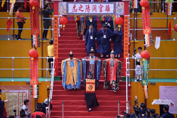 穿上道袍的道長在主祭台進行「祭天三上表」儀式。