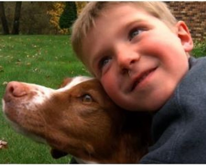 男童与爱犬感情要好。网图