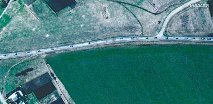 衞星图片显示长长的俄军车队，在乌东市镇行进。