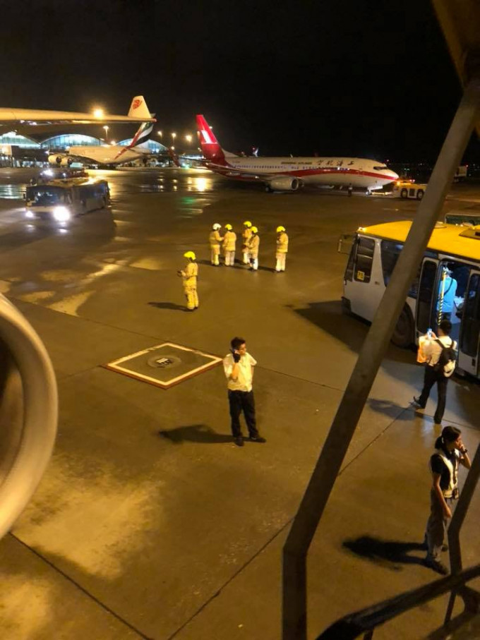 昨晚國航客機冒煙折返香港，消防員到在場戒備。 網民Jerry Kuan Wai Ho圖
