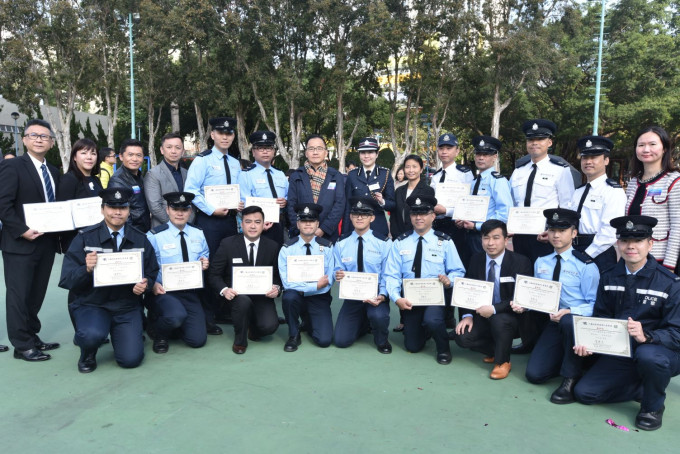 29名警務人員頒發傑出警務人員嘉許狀，4名市民頒發警民之友嘉許狀。楊偉亨攝
