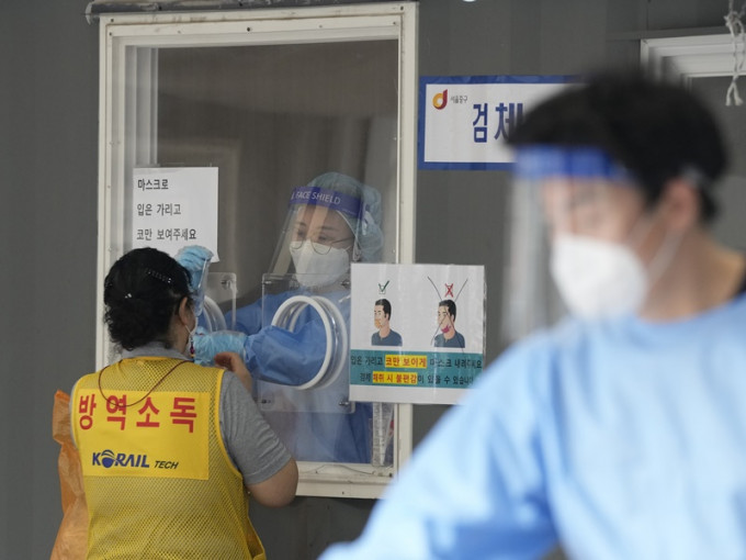 南韩染疫人数突破29万。AP