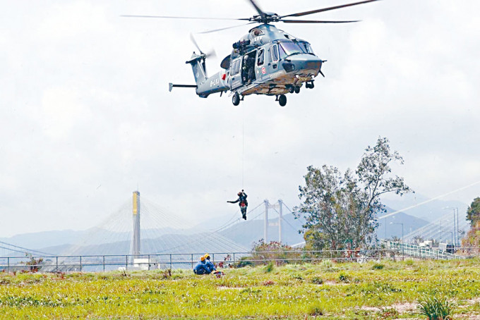 直升机飞临现场模拟拯救行动。