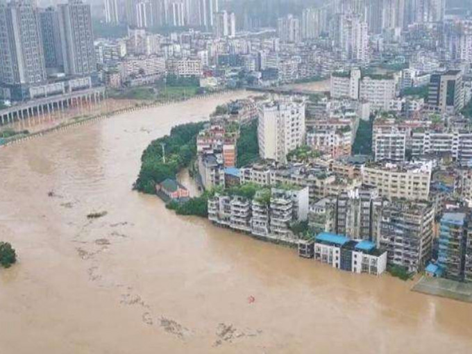 重慶昨天發出歷史首個洪水紅色預警。(網圖)