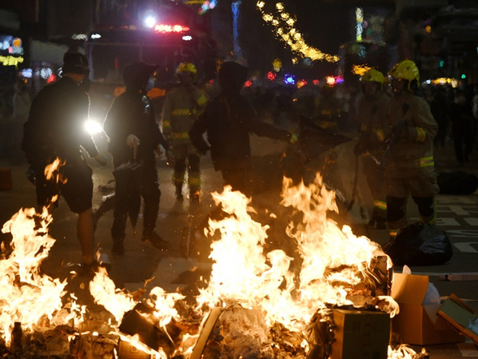 「831事件」半周年有示威者以雜物堵路及縱火。資料圖片