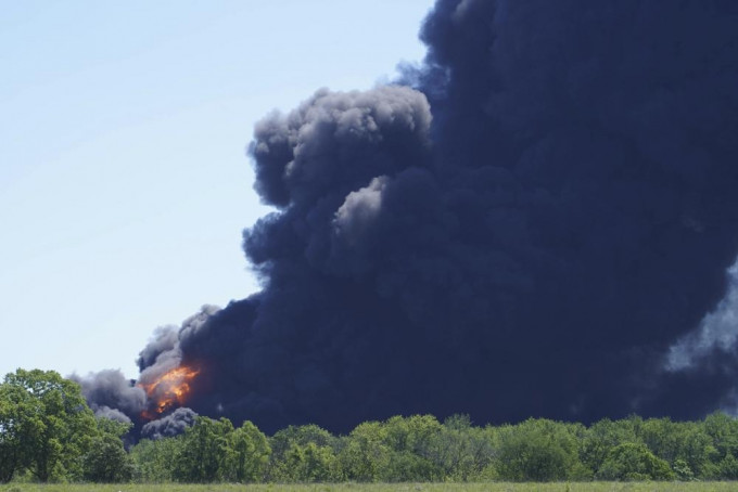 美國伊利諾伊州化工廠發生大火。AP圖片