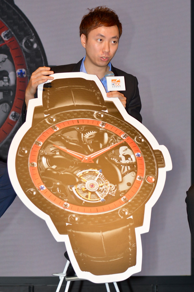 胡兆康为万希泉设计的手表，他指手表布满了不同的寓意。梁柏琛摄