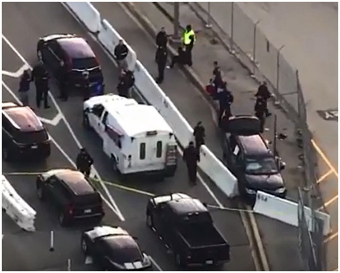 私家車撞NSA大樓入口大閘被保安人員向汽車開槍阻止。