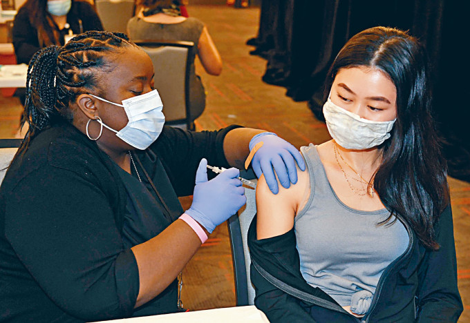 一名学护周二在洛杉矶接种辉瑞疫苗。