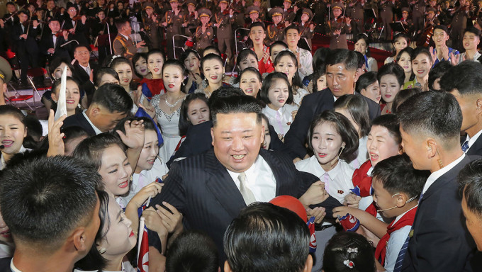 北韓領導人金正恩在平壤舉行的建國74周年慶祝活動中被支持者包圍。AP