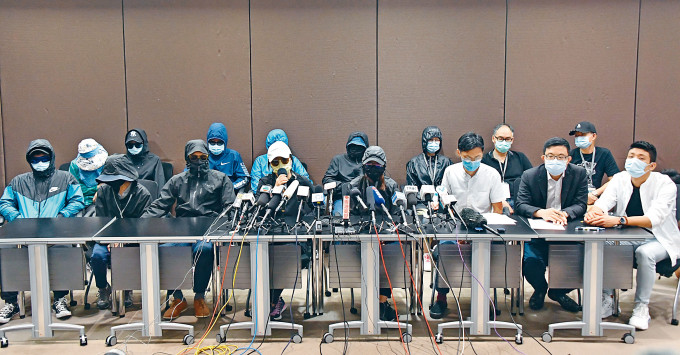 ■六名被扣押內地港人的家屬共十三人，在涂謹申及朱凱廸陪同下召開記者會。