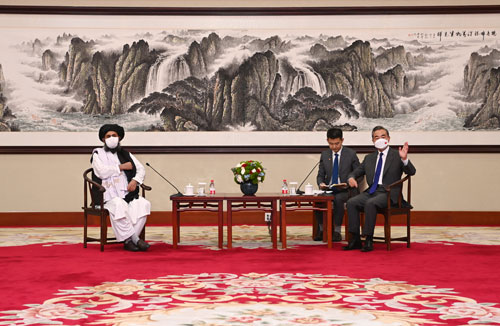 王毅（右）与塔利班政治委员会负责人巴拉达尔（左）会谈。外交部图片