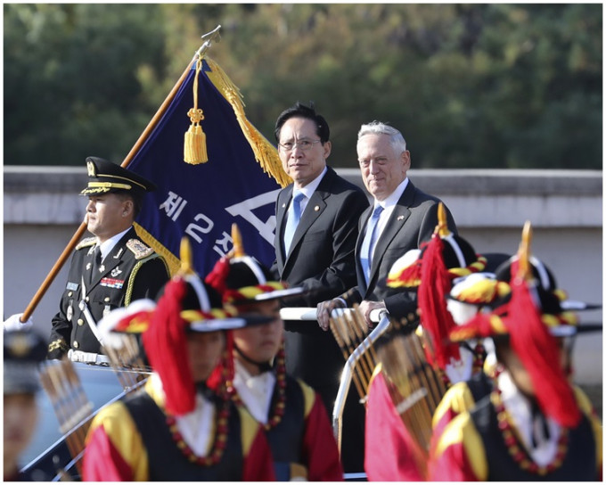 美國防長馬蒂斯日前亦到訪南韓，和南韓防長宋永武舉行會談。AP圖片
