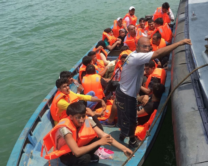 被告驾驶机动舢舨并运载另外24名巴基斯坦人蛇直闯香港水域。