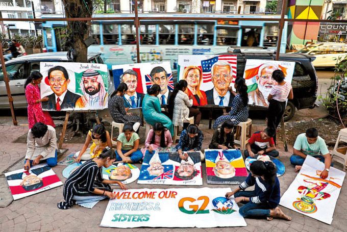 G20峰会本周末在新德里举行，周二有学生在孟买绘画成员国领袖的肖像。　