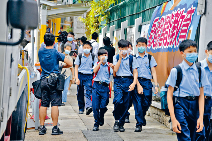 扶轮中学学生回校领取「口水樽」。