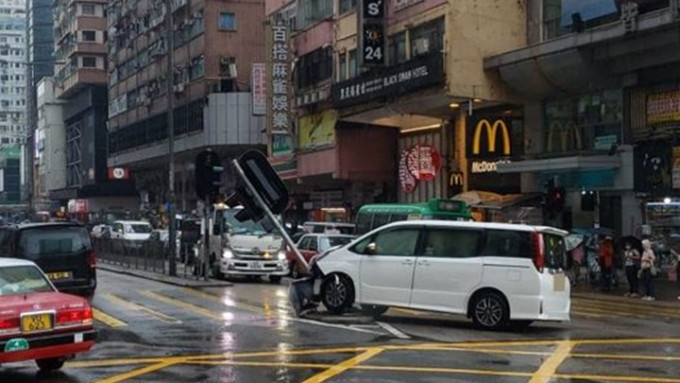 旺角七人车撞灯柱。fb马路的事 (即时交通资讯台)Bosco Chu图片