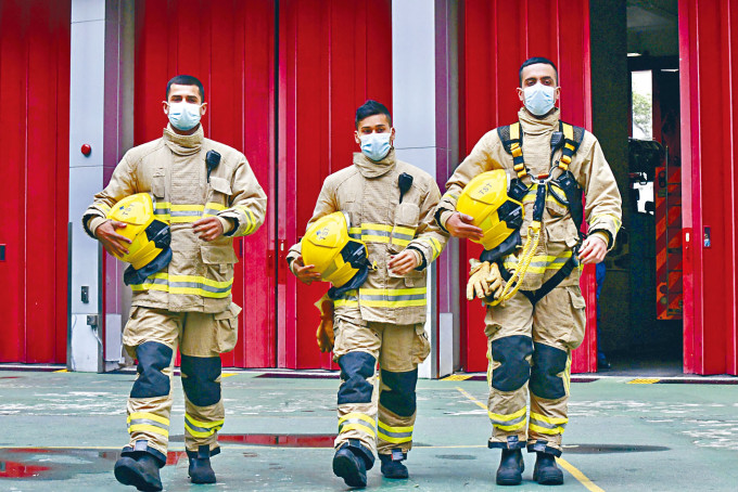 ■（左起）消防員簡華生、穆偉健及簡澳沙瑪多次勇闖火場參與救援。