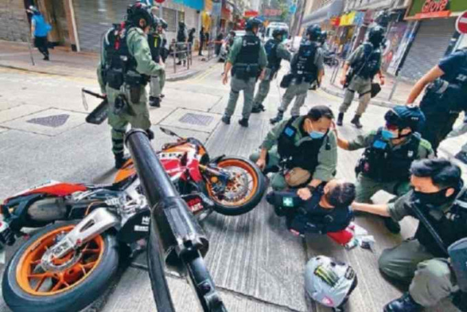 男子驾驶电单车冲向警员被制服。资料图片
