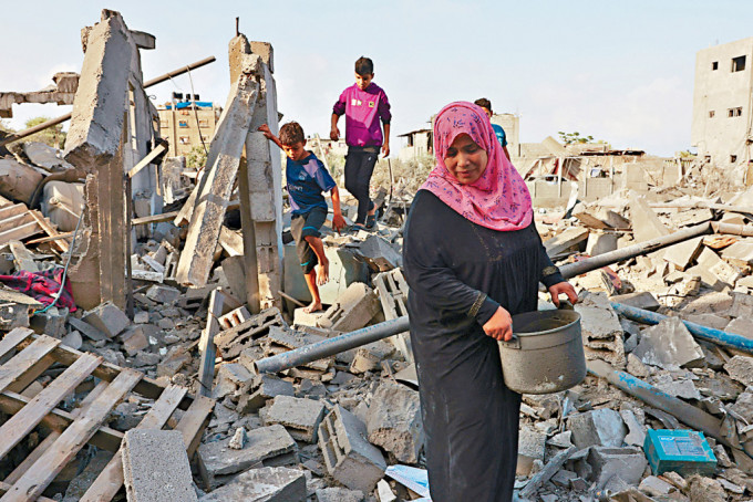 以军周日凌晨空袭加沙南部拉法市，居民检视损失。