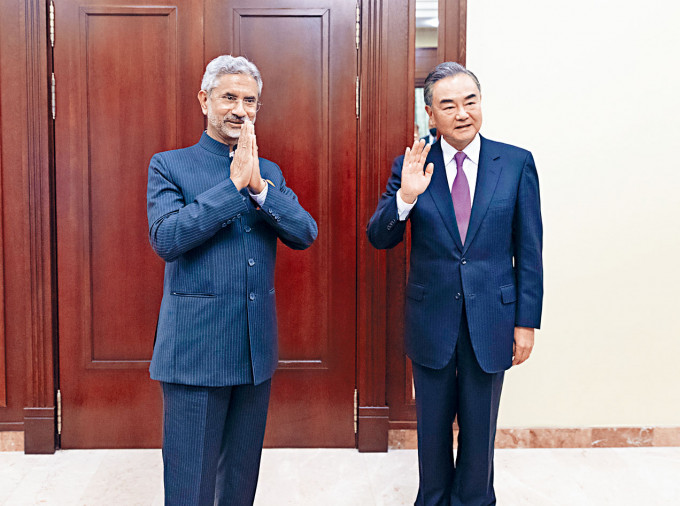 ■外長王毅（右）周四在莫斯科與印度外長蘇傑生會面。