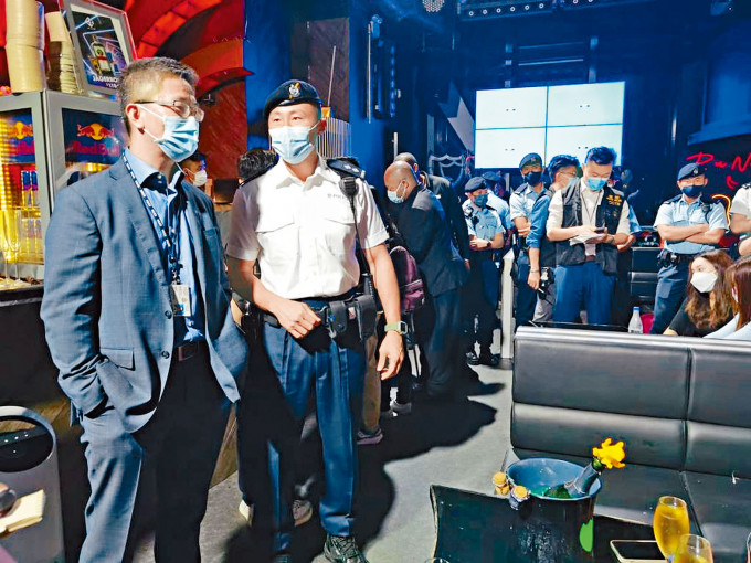 ■新任「一哥」蕭澤頤（左）非常關心同袍的工作情況，圖為他上周到銅鑼灣酒吧區了解「雷霆二一」行動部署。