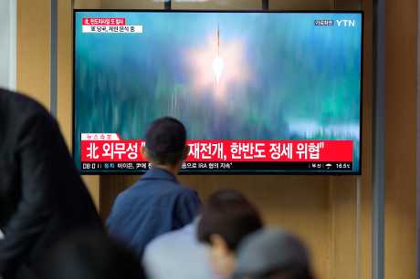  南韩首尔一个火车站周四有民众在电视屏幕前驻足观看有关北韩导弹试射的新闻档案影片。AP图片