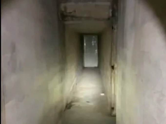 屋主在地下室发现密室入口，打开一看发现是一条隧道。(网图)