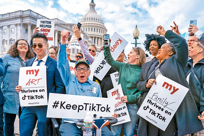 TikTok支持者去年3月在华盛顿国会外集会，抗议当局打压TikTok。
