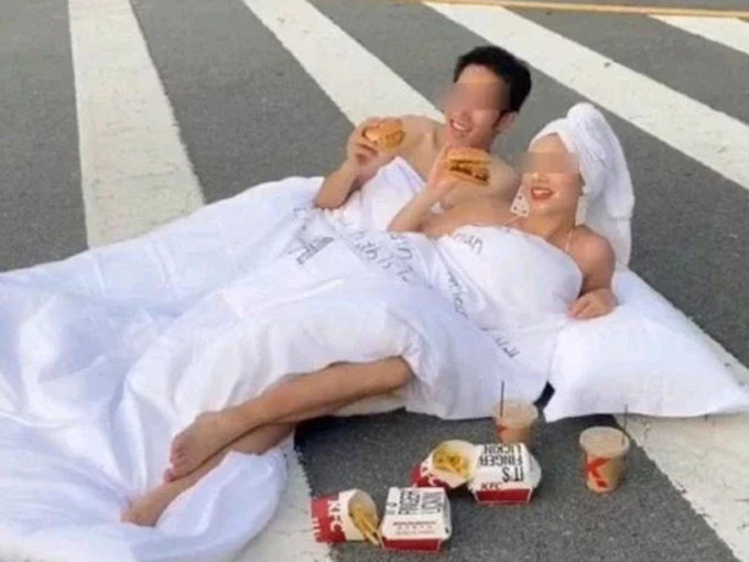 山東情侶半裸裹床單躺斑馬線上拍婚照。(網圖)