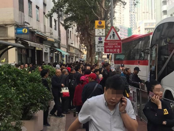 行人路上逼满游客，正准备上停泊在马路旁的旅游巴。To Kwa Wan 土瓜湾之友 FB