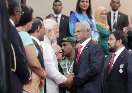 马尔代夫新任总统索里（右二）。AP