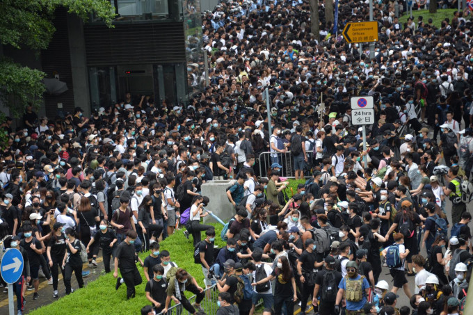 大批市民在添美道附近一帶聚集。