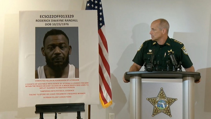 佛罗里达州一名男童误将1岁女童击毙，其父亲兰德尔涉多项罪名被捕。网上图片