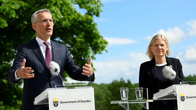 北約秘書長斯托爾滕貝格周一與瑞典首相安德森一同見記者。AP圖