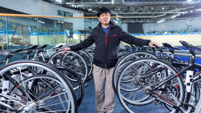 已退休的沈金康是香港出名的金牌单车教练。图：马会《骏步人生》