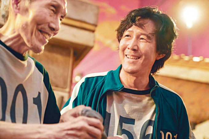 ■大熱韓劇《魷魚遊戲》獲3項金球獎提名，李政宰與「001」爭影帝及男配角獎。