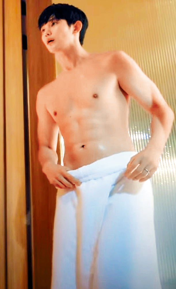 金秀賢在劇中有出浴場面，更大晒胸肌和腹肌。