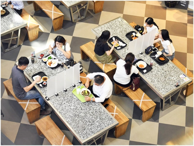 食肆同坐一桌人数由2人放宽至4人，其他防疫规定不变。资料图片