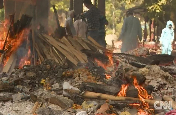印度火葬場人滿為患，就在街頭燒屍。