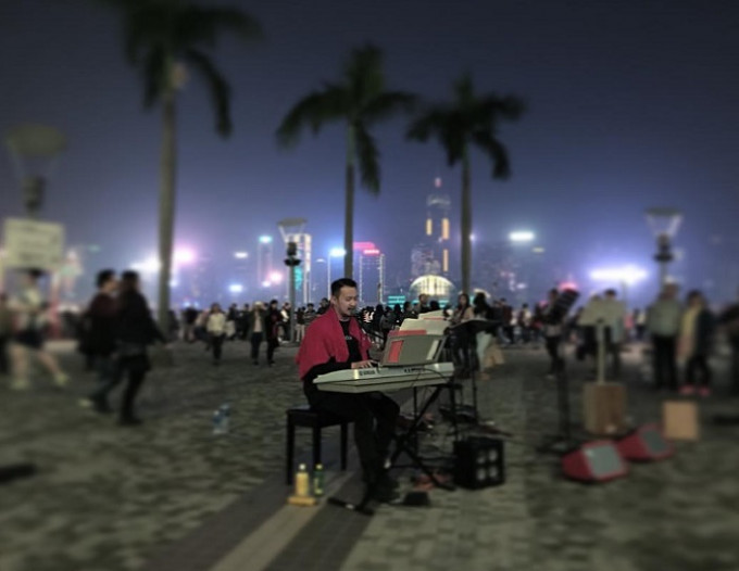 Deep早前在街Busking。网图