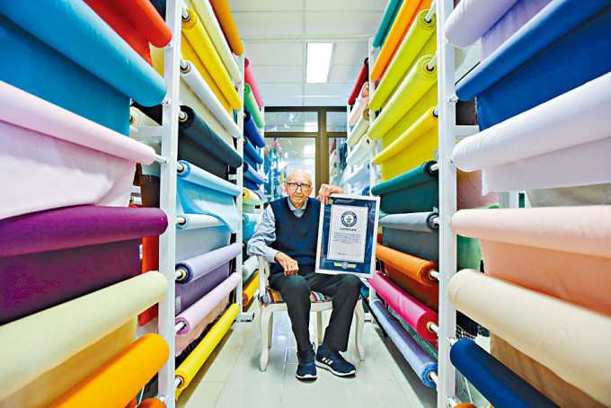 一百歲的奧斯曼，攝於他工作的紡織廠內。