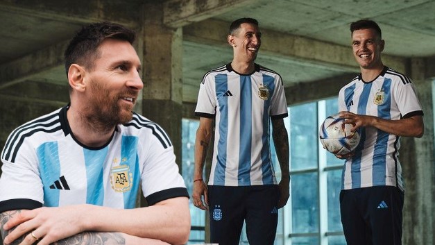 美斯(左)親自宣傳阿根廷新戰衣。