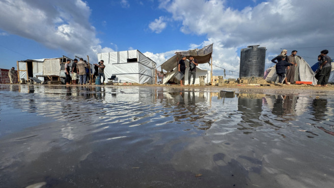 加沙汗尤尼斯的难民营因下雨水浸。 路透社